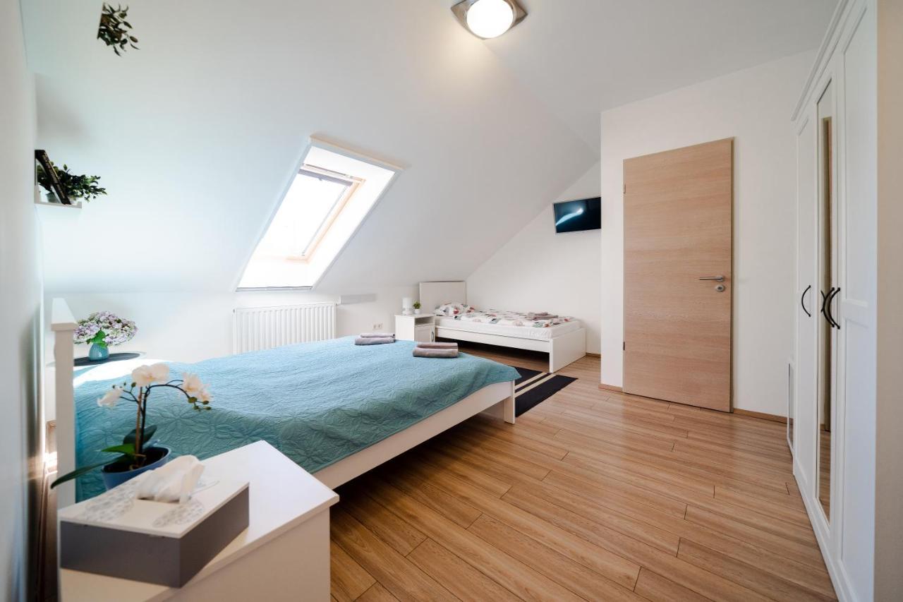 Pipacs Panir & Grill Garden Vendeghaz Hotell Győrújbarát Eksteriør bilde