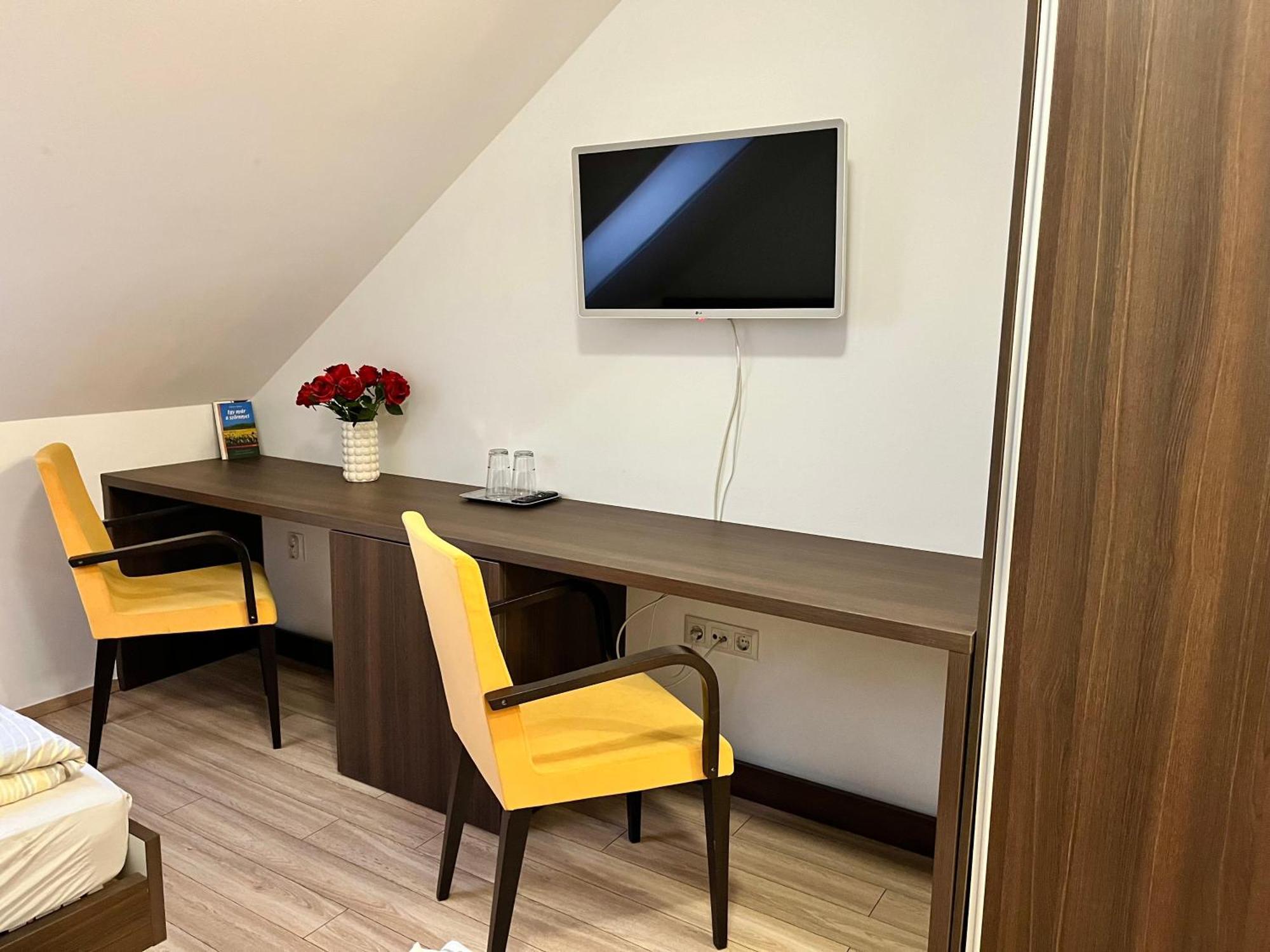 Pipacs Panir & Grill Garden Vendeghaz Hotell Győrújbarát Eksteriør bilde